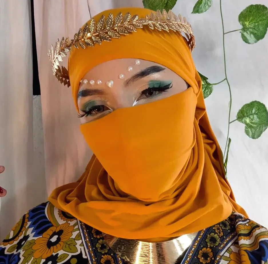 Harleen, 28