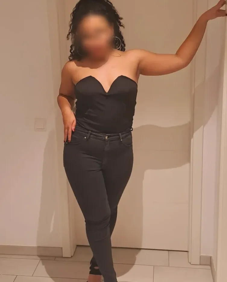 Nicola, 27